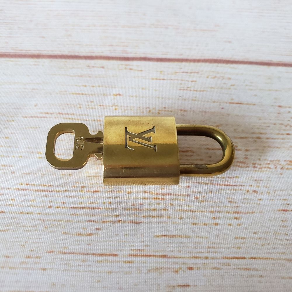 Authentic Louis Vuitton #319 Lock and Key Set Brass 300 Series Padlock - Picture 2 of 8